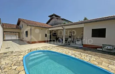 Casa à venda com piscina e 2 quartos em peruíbe, no bairro jardim beira mar