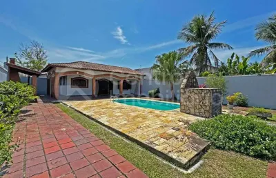 Casa à venda com piscina e 3 quartos em peruíbe, no bairro parque balneario oasis