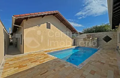 Casa à venda com piscina e 3 quartos em peruíbe, no bairro jardim ribamar