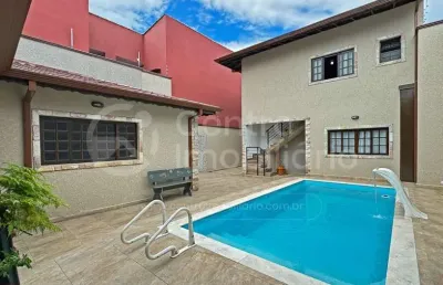 Casa à venda com piscina e 5 quartos em peruíbe, no bairro centro