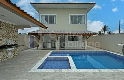 Casa à venda com piscina e 3 quartos em peruíbe, no bairro jardim sao luiz