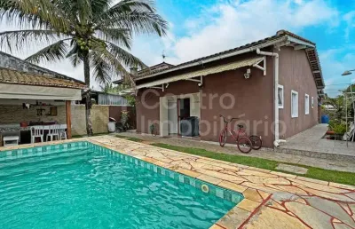 Casa à venda com piscina e 3 quartos em peruíbe, no bairro jardim sao luiz