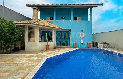 Casa à venda com piscina e 4 quartos em peruíbe, no bairro balneario arpoador