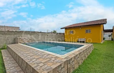 Casa à venda com piscina e 2 quartos em peruíbe, no bairro maria h novaes