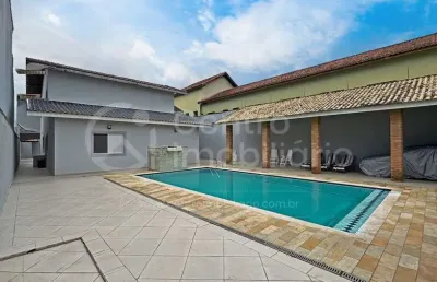 Casa à venda com piscina e 6 quartos em peruíbe, no bairro centro