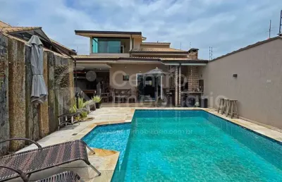 Casa à venda com piscina e 3 quartos em peruíbe, no bairro parque balneario oasis