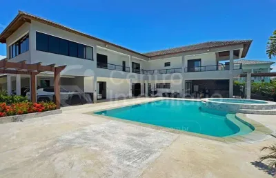 Casa à venda com piscina e 4 quartos em peruíbe, no bairro bougainvillee ii