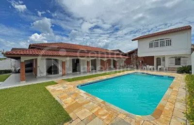Casa à venda com piscina e 3 quartos em peruíbe, no bairro parque balneario oasis