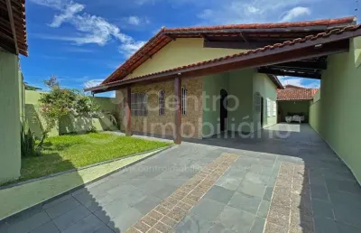 Casa à venda com piscina e 3 quartos em peruíbe, no bairro cidade nova peruíbe