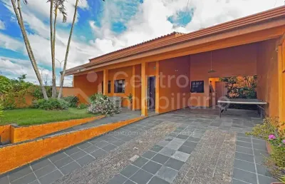Casa à venda com piscina e 3 quartos em peruíbe, no bairro jardim ribamar