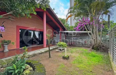 Casa à venda com piscina e 4 quartos em peruíbe, no bairro centro