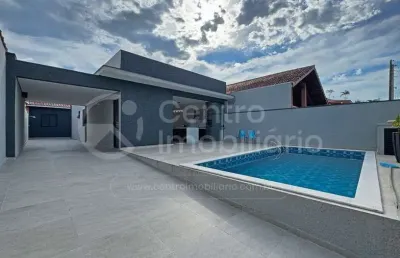Casa à venda com piscina e 3 quartos em peruíbe, no bairro parque balneario oasis