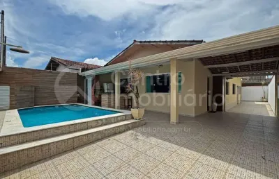 Casa à venda com piscina e 3 quartos em peruíbe, no bairro parque d aville