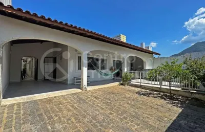 Casa à venda com piscina e 4 quartos em peruíbe, no bairro centro