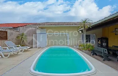 Casa à venda com piscina e 3 quartos em peruíbe, no bairro maria h novaes
