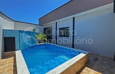 Casa à venda com piscina e 2 quartos em peruíbe, no bairro flora rica