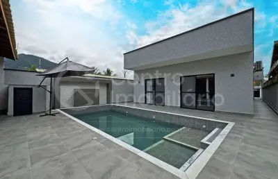 Casa à venda com piscina e 4 quartos em peruíbe, no bairro centro