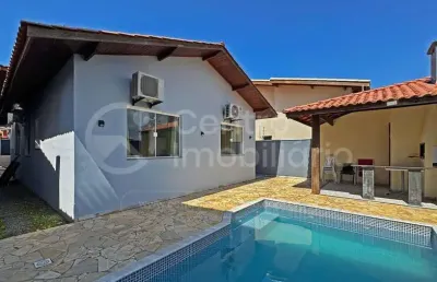 Casa à venda com piscina e 3 quartos em peruíbe, no bairro estancia sao jose