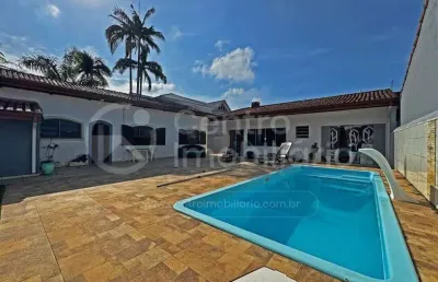 Casa à venda com piscina e 3 quartos em peruíbe, no bairro parque balneario oasis