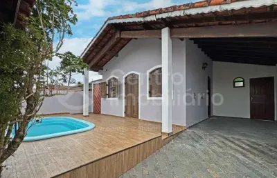 Casa à venda com piscina e 3 quartos em peruíbe, no bairro parque balneario oasis