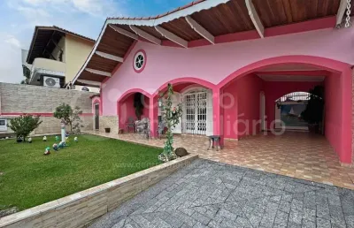 Casa à venda com piscina e 3 quartos em peruíbe, no bairro parque balneario oasis