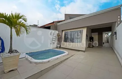Casa à venda com piscina e 2 quartos em peruíbe, no bairro flora rica iii