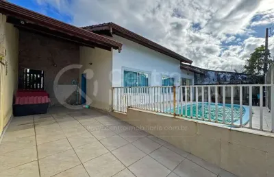 Casa à venda com piscina e 3 quartos em peruíbe, no bairro parque turistico