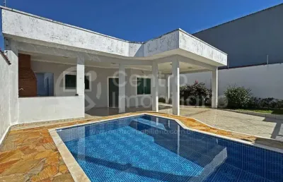 Casa à venda com piscina e 3 quartos em peruíbe, no bairro estancia sao jose