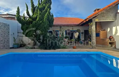 Casa à venda com piscina e 4 quartos em peruíbe, no bairro jardim três marias