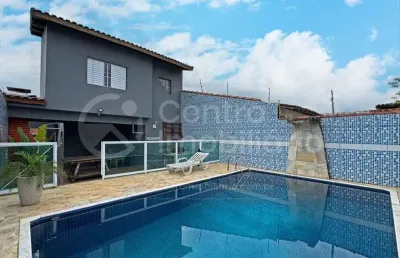 Casa à venda com piscina e 2 quartos em peruíbe, no bairro jardim somar