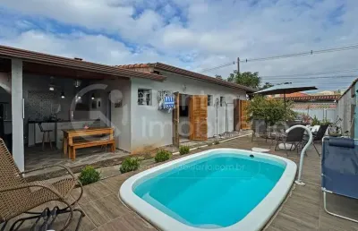 Casa à venda com piscina e 3 quartos em peruíbe, no bairro jardim marcia