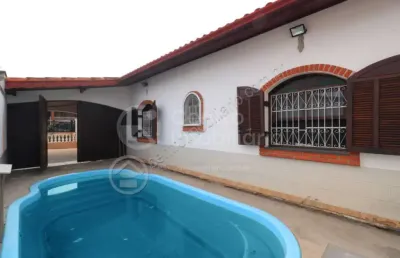Casa à venda com piscina e 2 quartos em peruíbe, no bairro parque balneario oasis