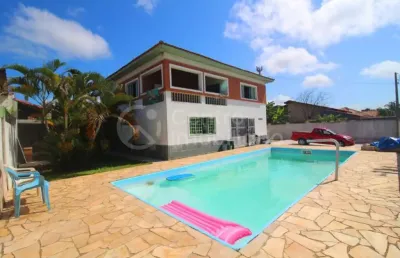 Casa à venda com piscina e 4 quartos em peruíbe, no bairro cidade nova peruíbe