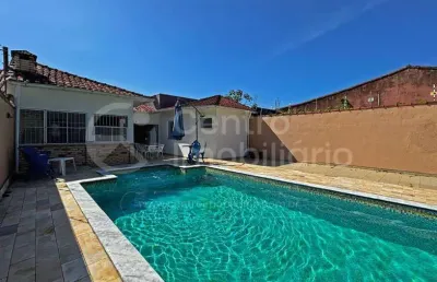 Casa à venda com piscina e 3 quartos em peruíbe, no bairro jardim beira mar