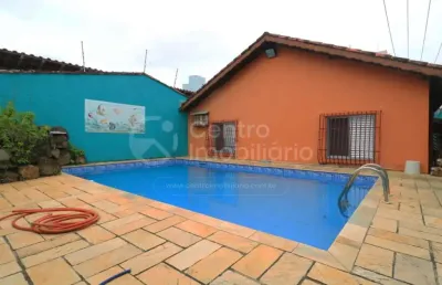 Casa à venda com piscina e 3 quartos em peruíbe, no bairro centro