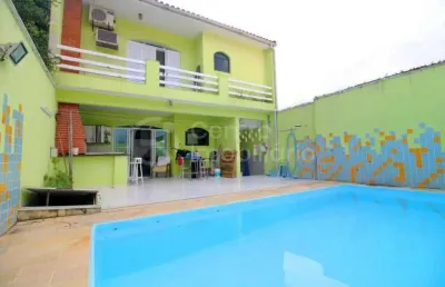 Casa à venda com piscina e 4 quartos em peruíbe, no bairro centro