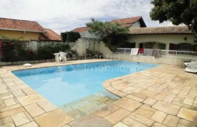 Casa à venda com piscina e 3 quartos em peruíbe, no bairro jardim ribamar