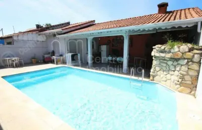 Casa à venda com piscina e 3 quartos em peruíbe, no bairro stella maris