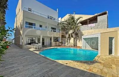 Casa à venda com piscina e 3 quartos em peruíbe, no bairro maria h novaes