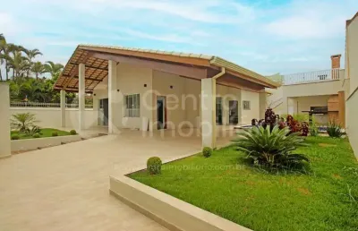 Casa à venda com piscina e 3 quartos em peruíbe, no bairro parque balneario oasis