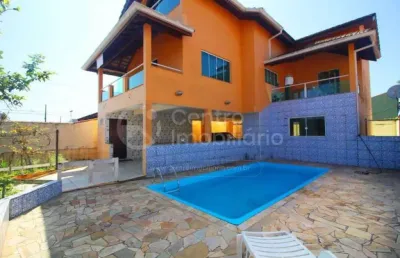 Casa à venda com piscina e 3 quartos em peruíbe, no bairro jardim icaraiba