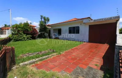Casa à venda com 2 quartos em peruíbe, no bairro balneario sambura