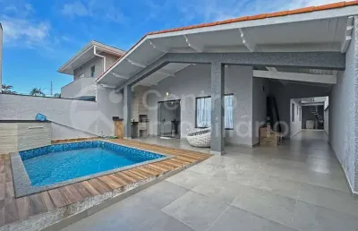 Casa à venda com piscina e 3 quartos em peruíbe, no bairro parque balneario oasis