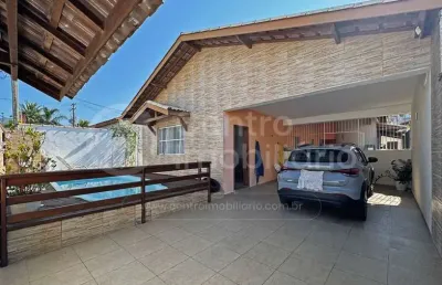 Casa à venda com piscina e 3 quartos em peruíbe, no bairro jardim ribamar
