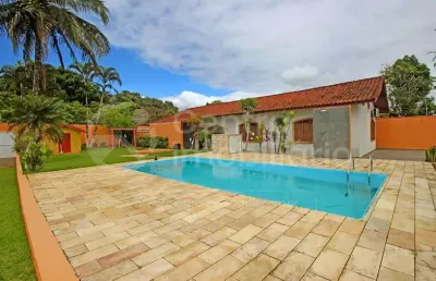 Casa à venda com piscina e 3 quartos em peruíbe, no bairro maria h novaes