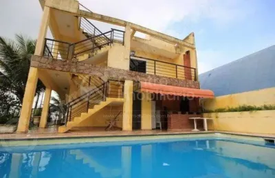Casa à venda com piscina e 4 quartos em peruíbe, no bairro maria h novaes