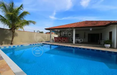 Casa à venda com piscina e 4 quartos em peruíbe, no bairro jardim imperador