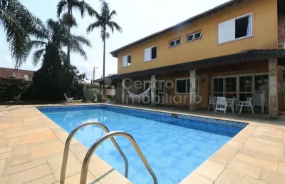 Casa à venda com piscina e 4 quartos em peruíbe, no bairro balneario josedy