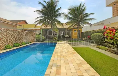 Casa à venda com piscina e 3 quartos em peruíbe, no bairro jardim beira mar