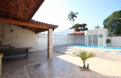 Casa à venda com piscina e 3 quartos em peruíbe, no bairro maria h novaes